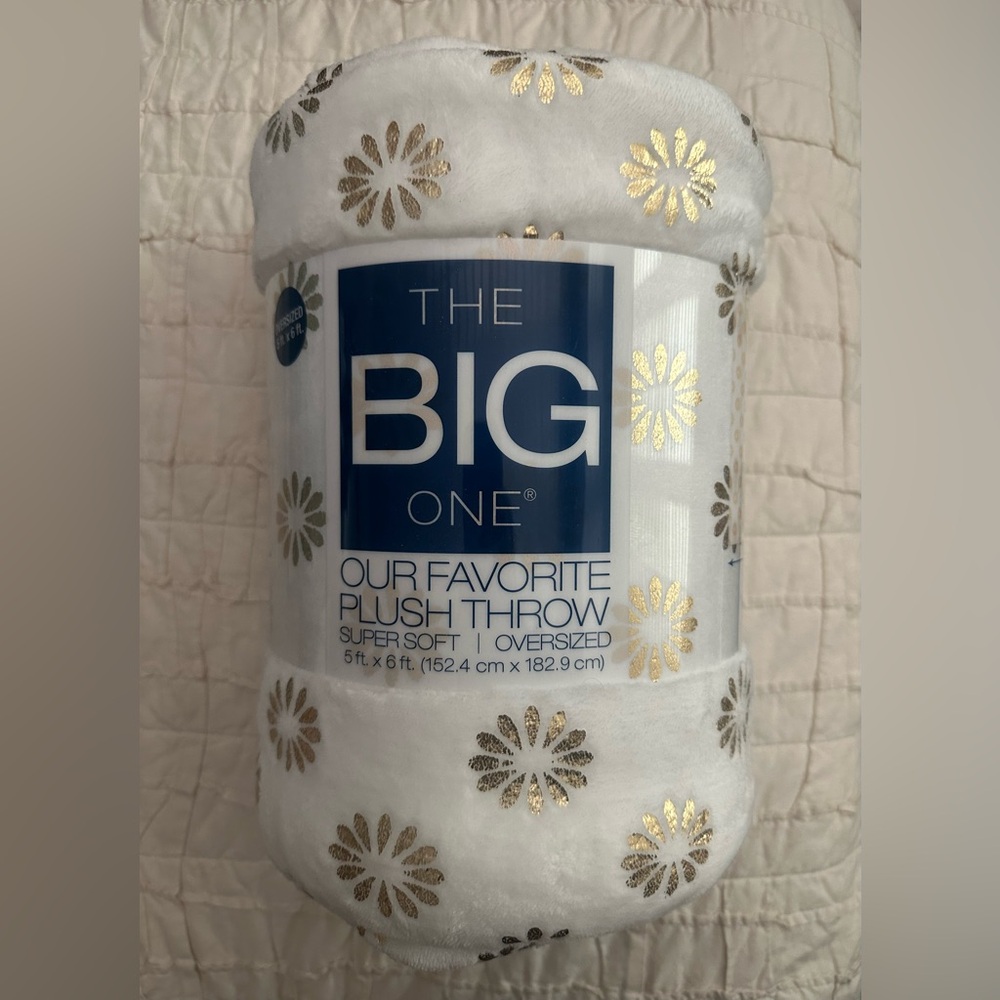 Kohl's White and Gold Floral Plush Blanket